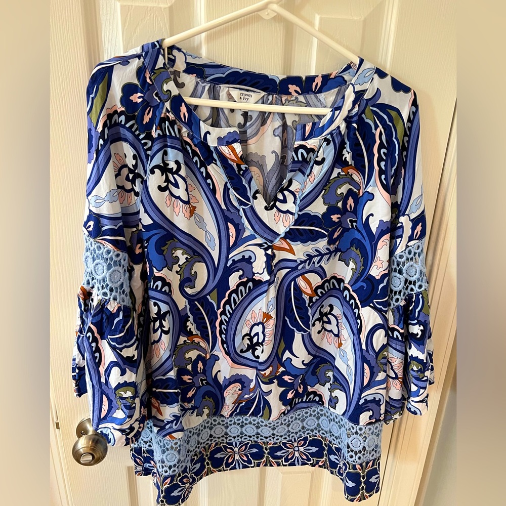 Crown & Ivy size L. Various shades of blue, tan, peach. Bell sleeves. Rayon.